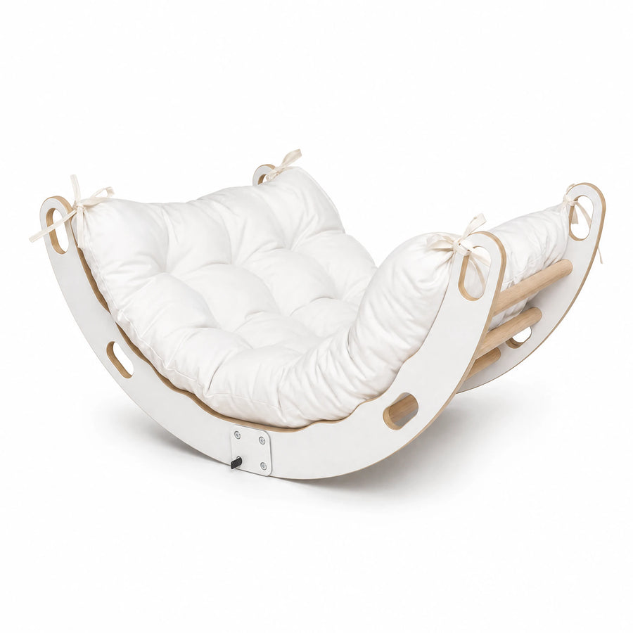 Arche d'escalade bois avec balançoire et coussin - Fond blanc, autre angle