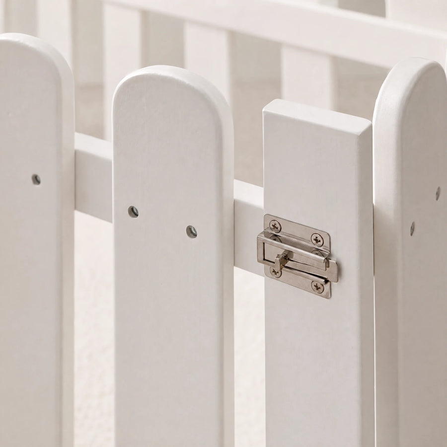 Lit Montessori au sol avec barrières et porte sécurisée - Détail matière
