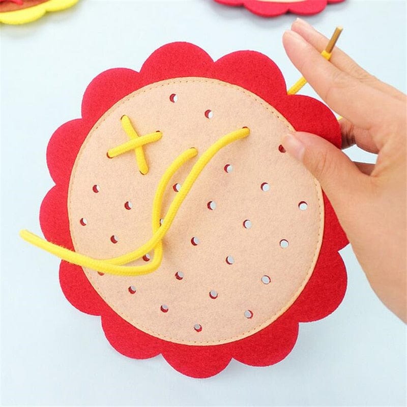 Jeu de laçage Montessori pour la motricité fine | Montessori Rose Red Montessori