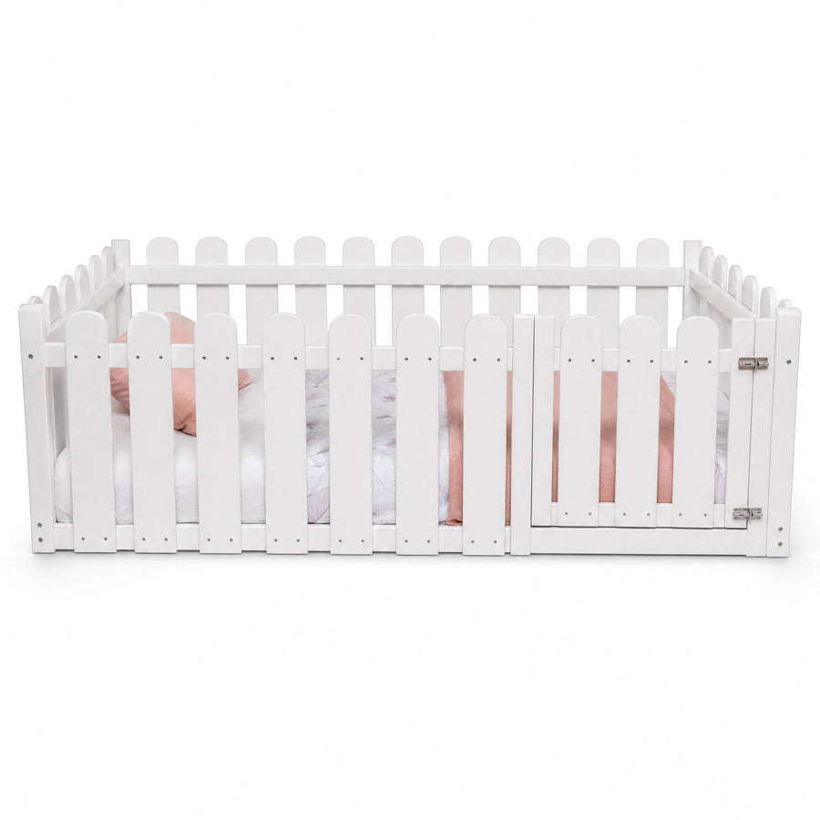 Lit Montessori au sol avec barrières et porte sécurisée - Fond blanc