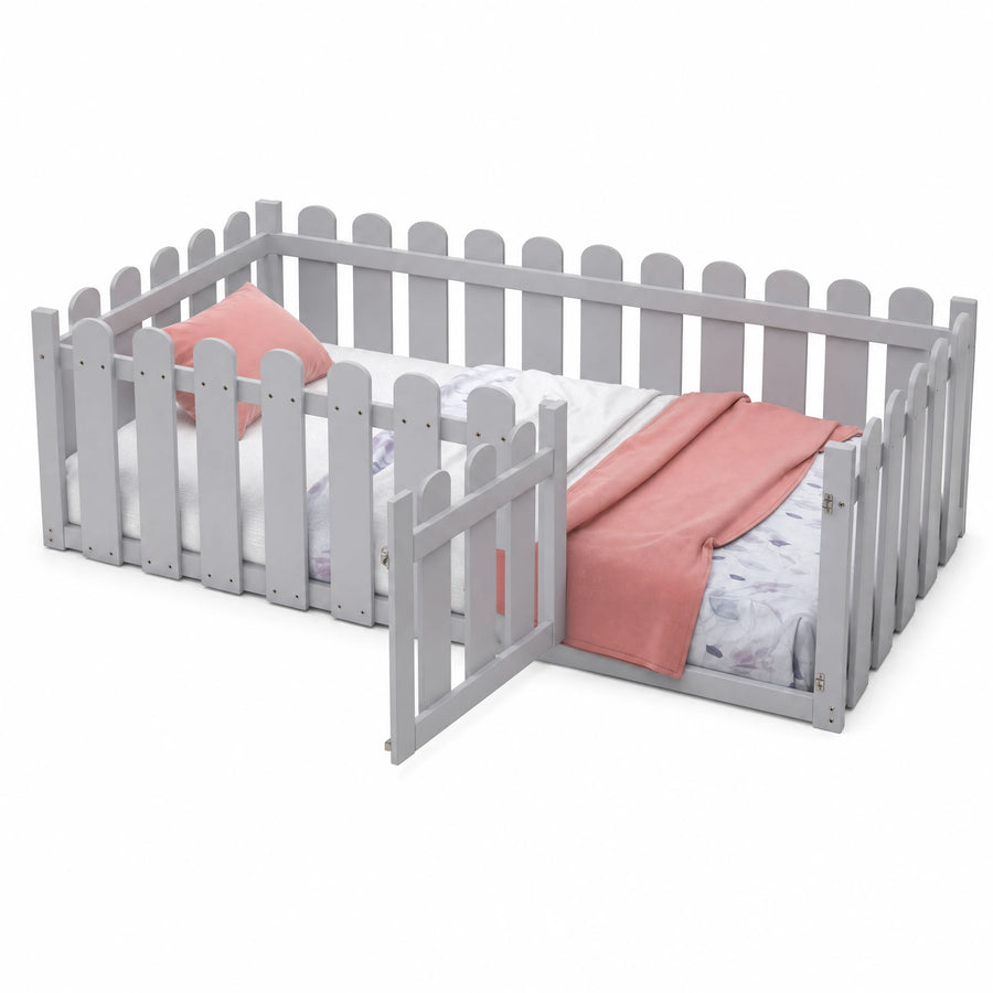 Lit Montessori au sol avec barrières et porte sécurisée - Fond blanc, autre angle